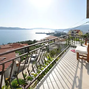 https://apartment-ana-trogir-21220.hotels-in-trogir.com